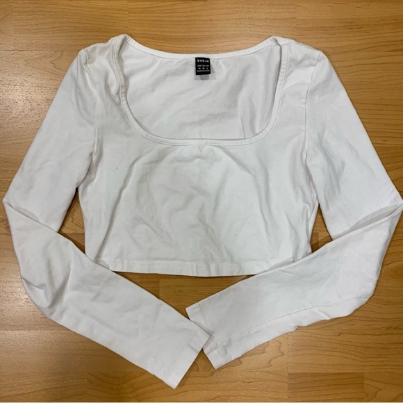 3/$15 White cropped long sleeve top - Picture 1 of 4